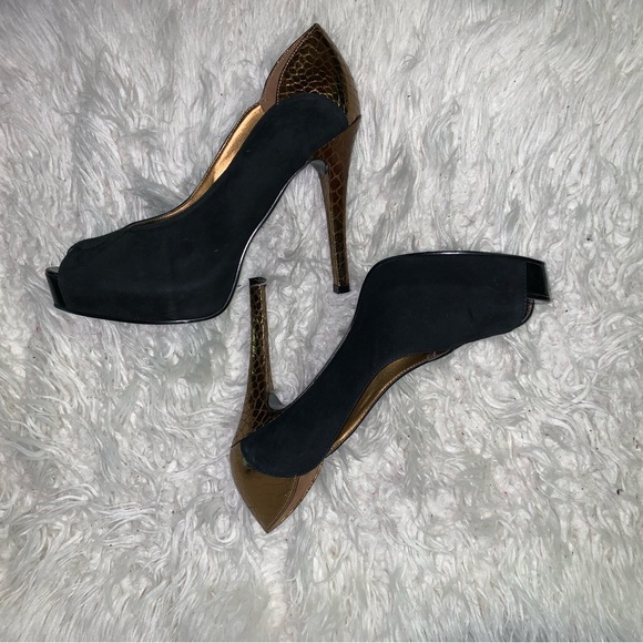 GUESS - Picture 2 of 7